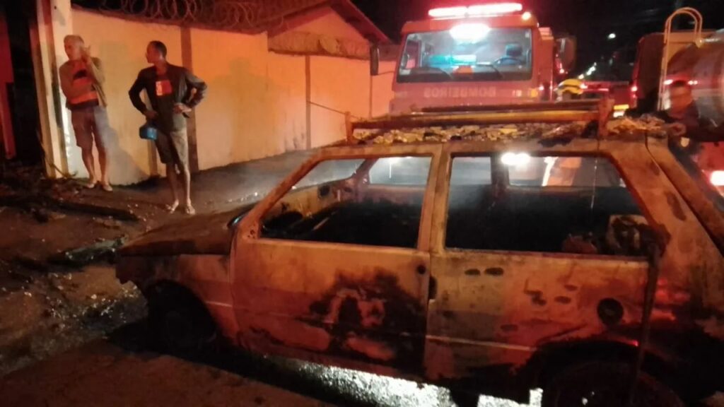 Carro pega fogo dentro de garagem em Guaranésia