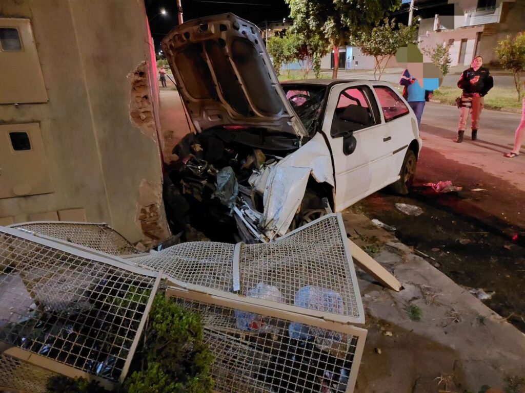 Em Guaxupé, carro é abandonado após bater em muro no Parque dos Municípios