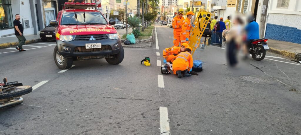 Mulher de 23 anos fica ferida após um acidente com motocicleta no centro de Alfenas