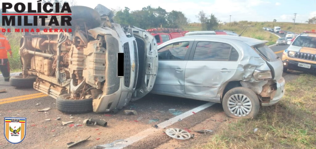Carro cai na ribanceira em acidente envolvendo 4 carros na rodovia de Passos