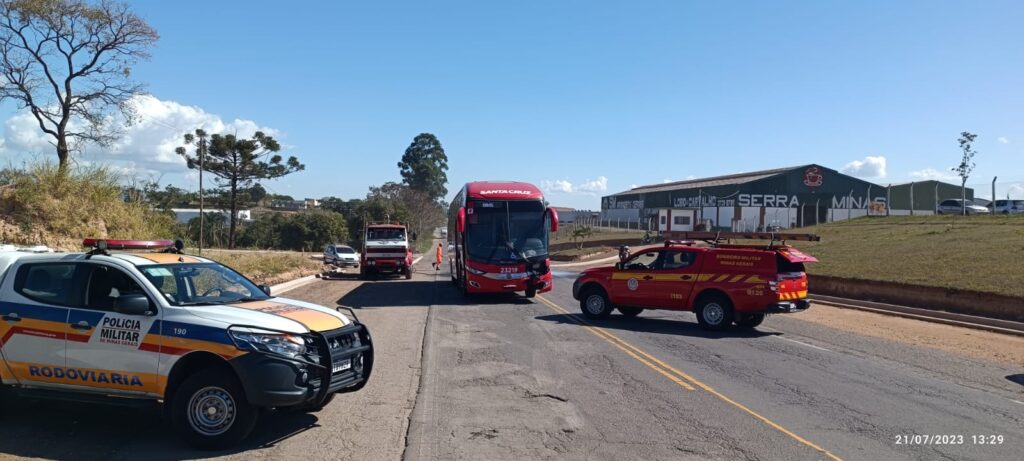 Motociclista morre após bater moto de frente com ônibus na rodovia de Andradas