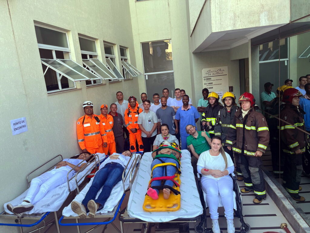 Corpo de Bombeiros realiza uma simulação de emergência na Santa Casa de Alfenas
