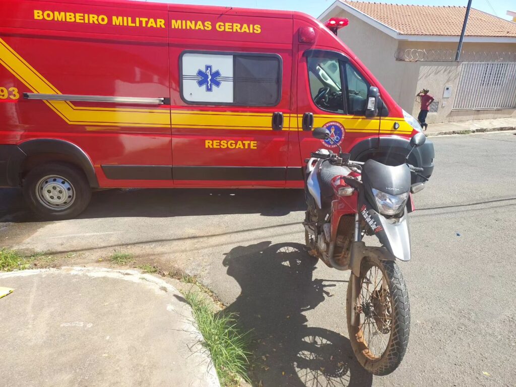 Em Guaxupé, duas pessoas ficaram feridas após acidente entre carro e moto no bairro Morada do Sol