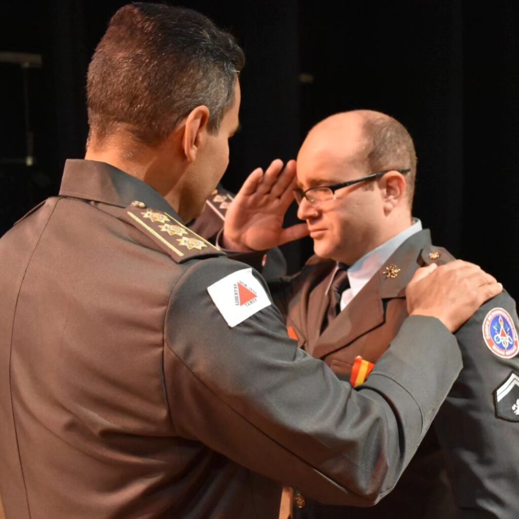 Cabo Gilliard do Corpo de Bombeiros de Guaxupé recebe medalha de mérito militar em Poços de Caldas