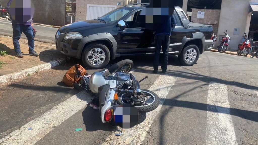 Motociclista fica ferido em Guaxupé após acidente na rua Salesianos