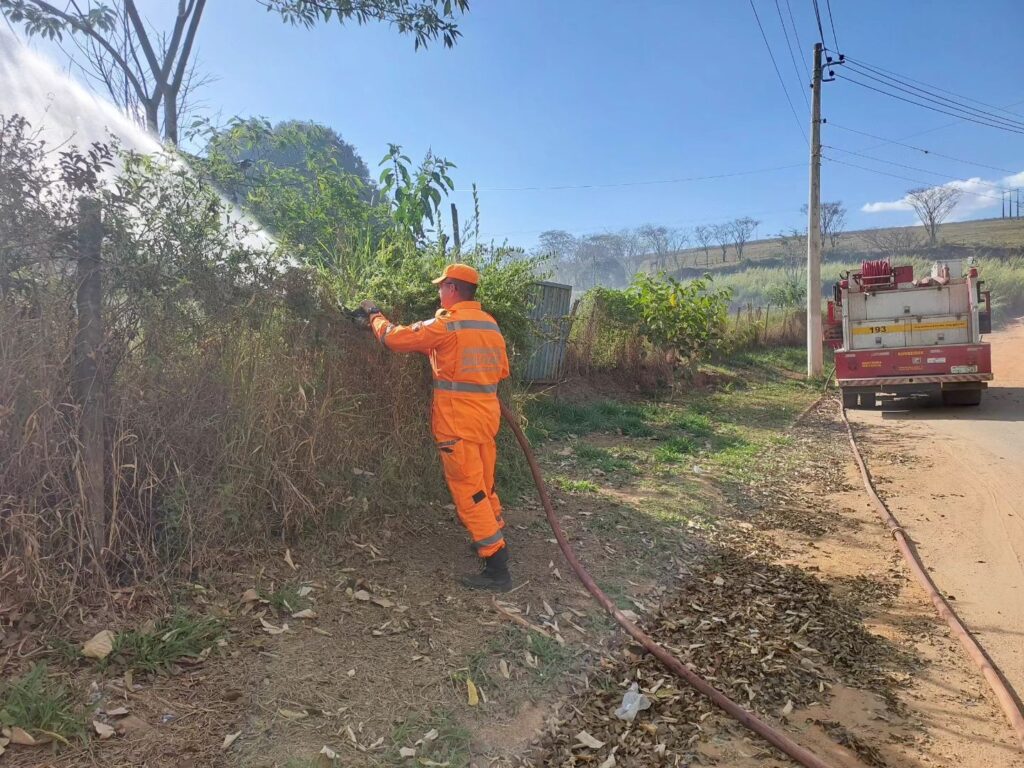 Corpo de Bombeiros de Guaxupé combate diversos incêndios em um único dia