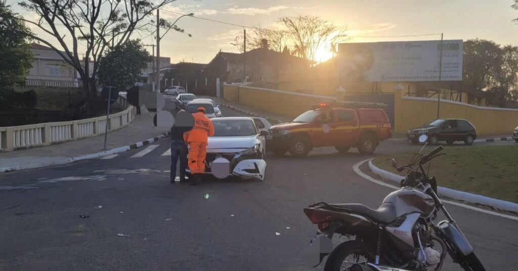 Acidente entre carro e moto na rotatória da Mogiana em Guaxupé deixa motociclista ferido