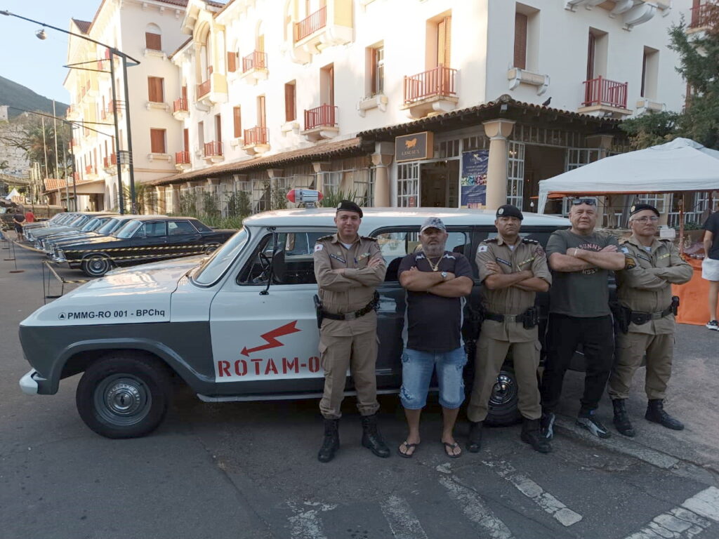 “Camburão” da Polícia Militar é uma das atrações da exposição de carros antigos de Poços de Caldas