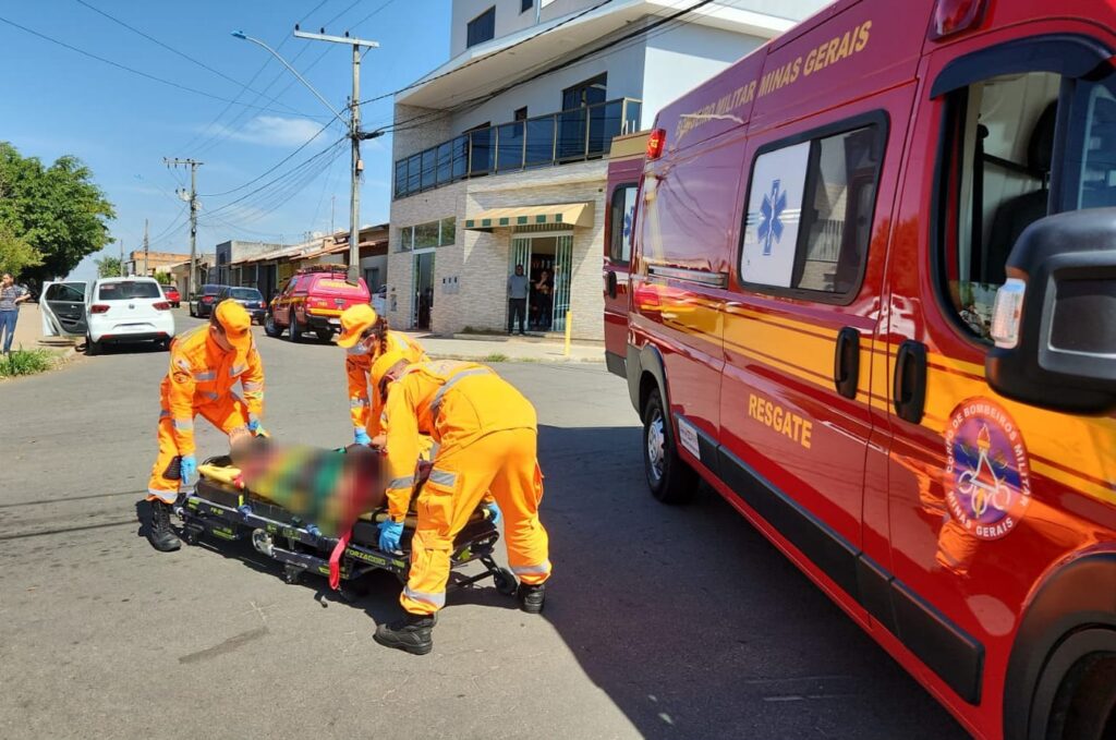 Mulher grávida fica ferida durante acidente em Alfenas entre uma Van escolar e uma moto