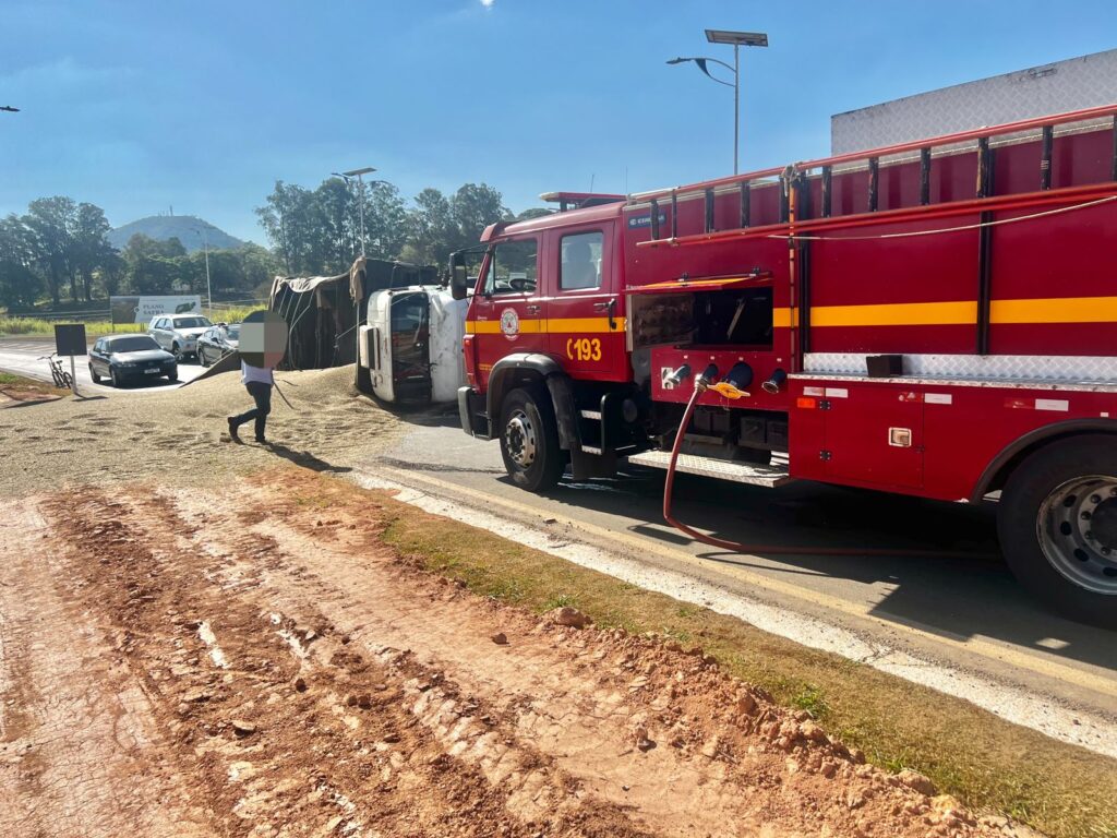 Em Guaxupé, caminhão carregado com café tomba no trevo do Japy e rodovia fica interditada