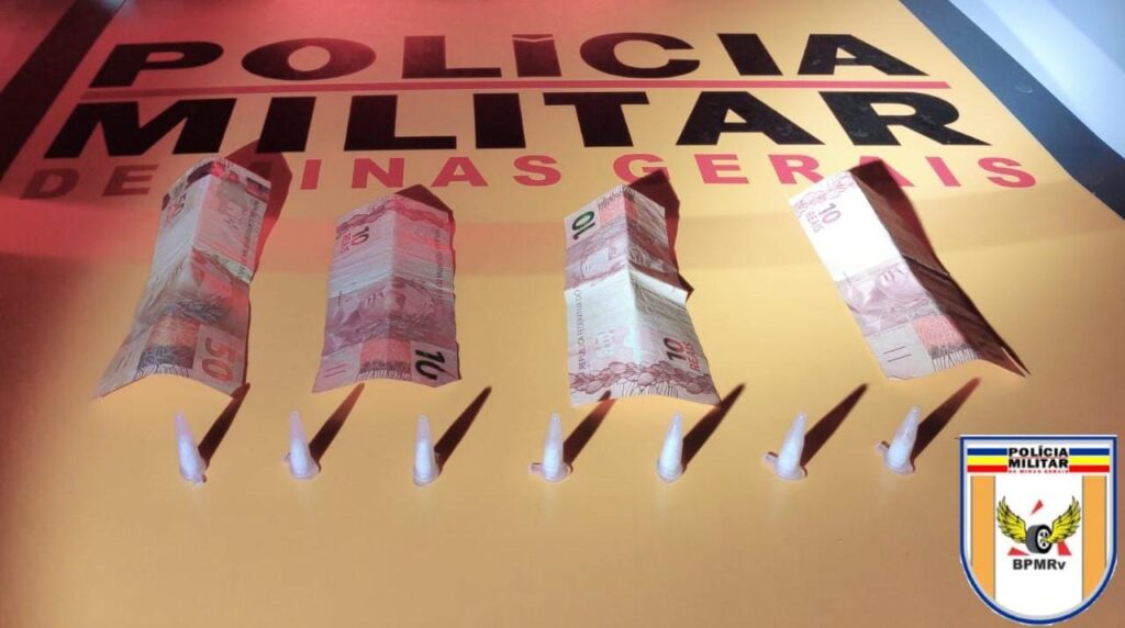 Polícia Militar Rodoviária de Guaxupé aborda carro e prende homem com drogas em Arceburgo