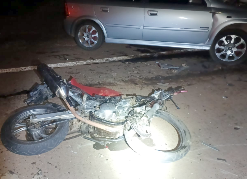 Acidente envolvendo 2 carros e uma motocicleta, deixa motociclista gravemente ferido na rodovia de Passos