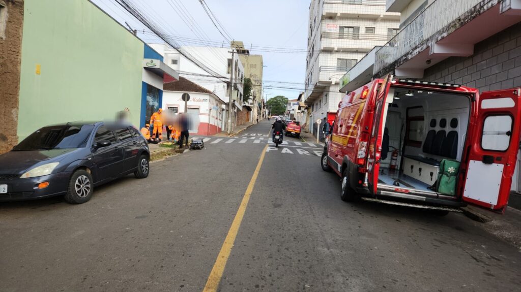 Acidente entre moto e carro no centro de Alfenas deixa motociclista ferida