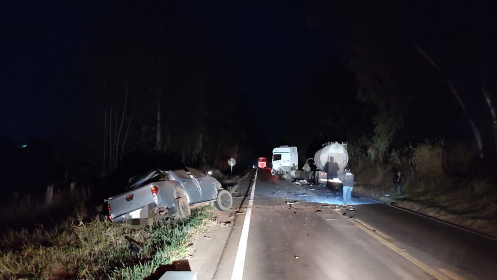 Homem morre após bater caminhonete L200 com carreta na rodovia entre Alfenas e Campos Gerais