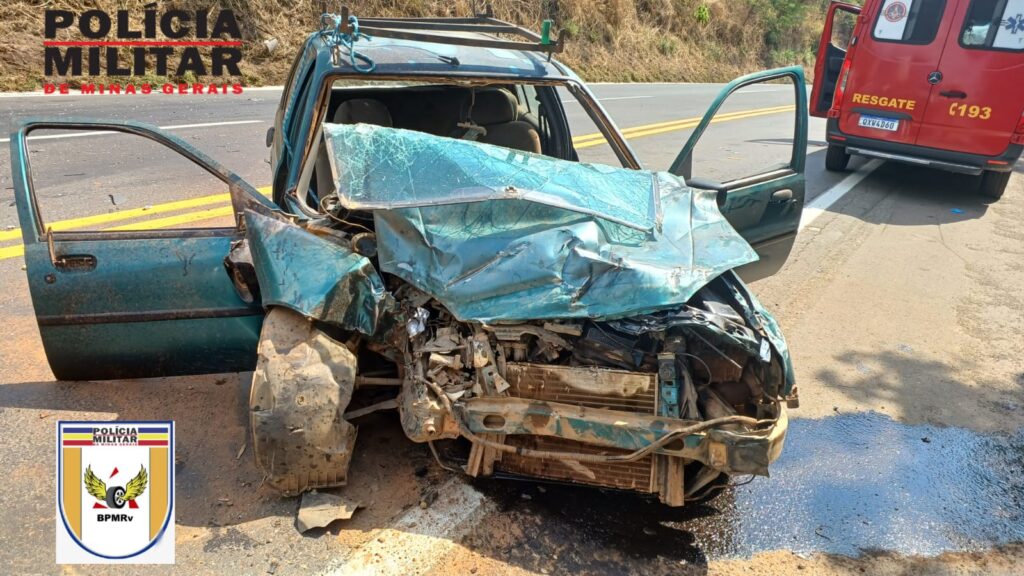 Fiesta furtado, bate em carreta e Jeep Compass na rodovia de Passos e condutor fica gravemente ferido