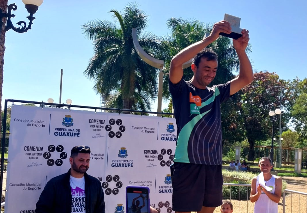 Durante corrida de Guaxupé, corredor guaxupeano é surpreendido ao receber o troféu conquistado na maratona SP CITY em São Paulo