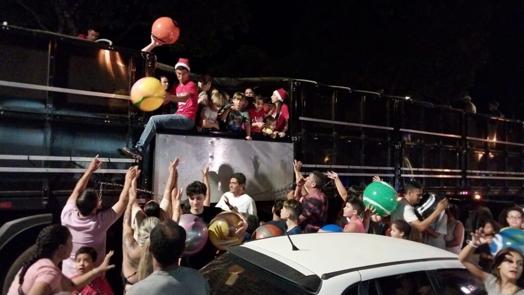 Crianças de Guaxupé são surpreendidas pela carreata de Natal