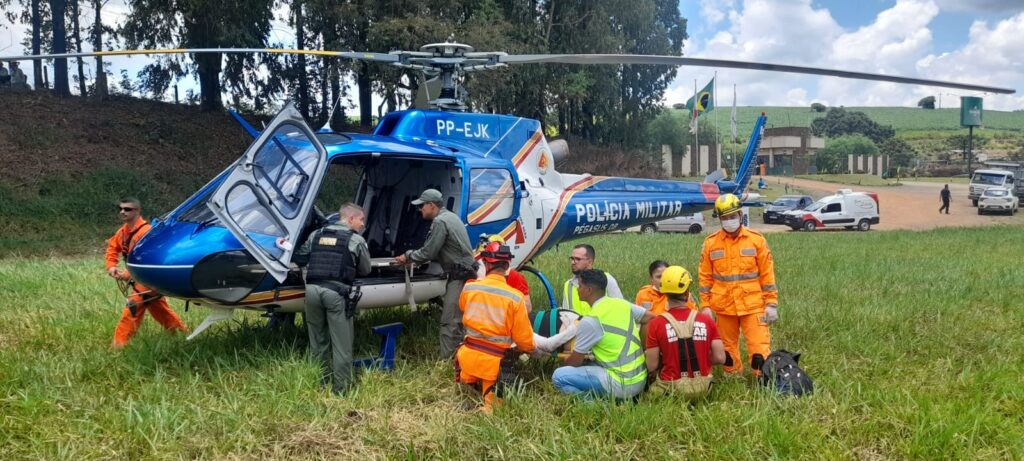 Idoso morre e 8 pessoas ficam gravemente feridos em acidente envolvendo um ônibus da Gardênia no trevo de Serrania