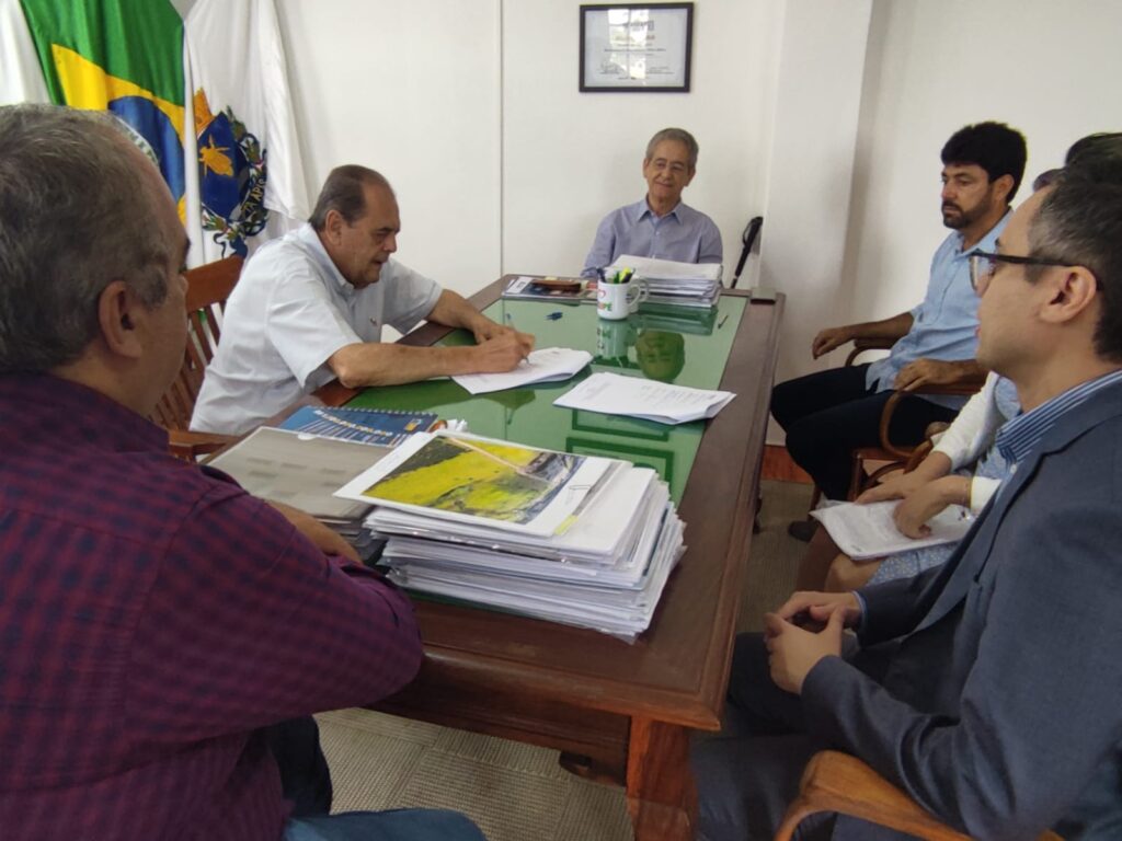 Prefeito de Guaxupé assina 56 contratos do programa habitacional “Morar Bem”