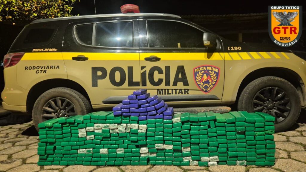 Polícia Militar Rodoviária intercepta veículo roubado com 341 barras de maconha em Passos