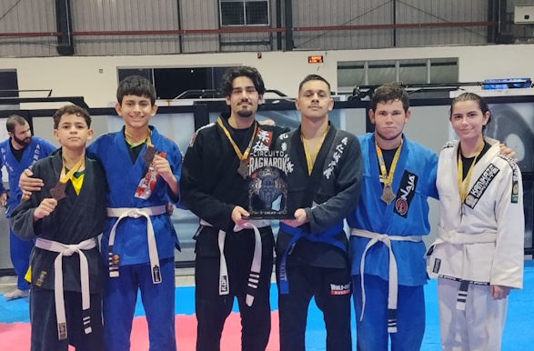 Equipe de Jiu-Jitsu do Guaxupé Country Club conquista troféu regional em São José do Rio Pardo