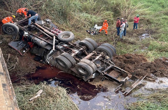 Caminhoneiro morre após caminhão cair de ponte na MGC-267 em Campestre