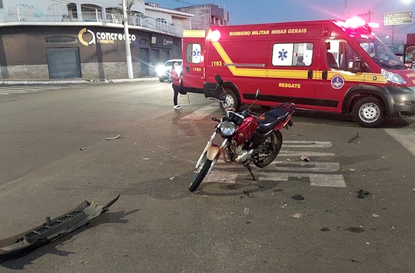 Motociclista de 66 anos fica ferido após colisão em cruzamento movimentado de Guaxupé