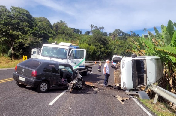 Van perde controle ao desviar de carro na contramão e colisão deixa mulher ferida na MGC-491 em Muzambinho