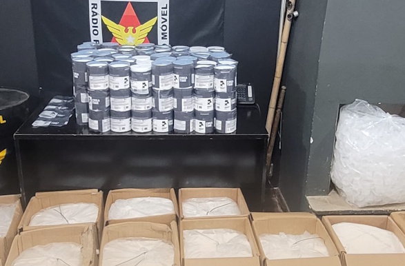 PM apreende quase 240 quilos de suposta creatina adulterada e prende suspeito em Poços de Caldas