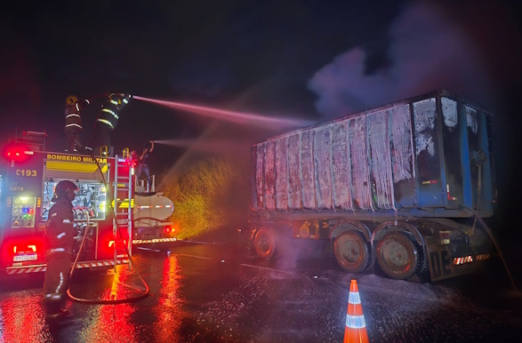 Chamas atingem caçamba carregada com sucata e mobilizam bombeiros em Itaú de Minas