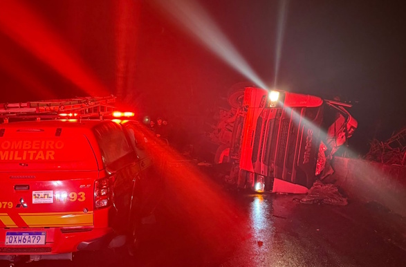 Motorista fica preso às ferragens e é resgatado pelos bombeiros após tombamento em Juruaia