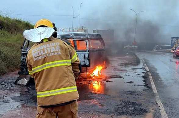 Incêndio destrói Kombi na MGC-491 entre Alfenas e Serrania e Corpo de Bombeiros combate as chamas