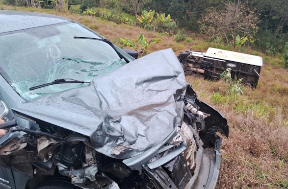 Caminhão invade contramão, provoca sequência de colisões e deixa dois feridos na MGC-267, em Bandeira do Sul