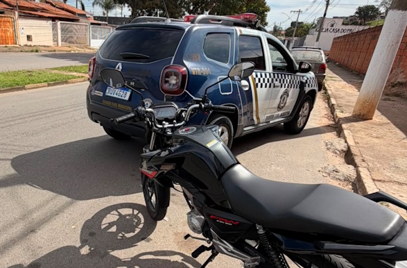 GCM de Guaxupé prende motociclista por empinar moto em frente a escola no Jardim Recreio