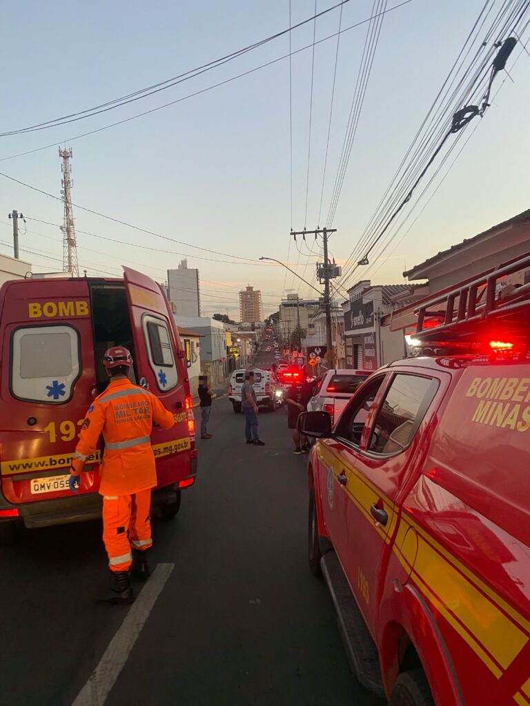 Jovem de 19 anos fica ferido em acidente entre duas motos e carro em Alfenas