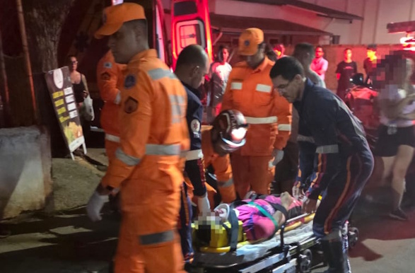 Motociclista sofre traumatismo craniano após colisão com carro em Alfenas