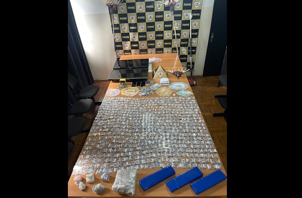 Homem tenta fugir da PM, bate carro em barranco e é preso com 800 papelotes de cocaína em Monte Santo de Minas